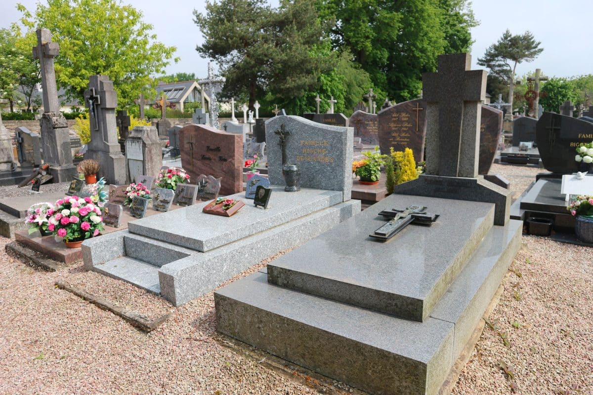 Marbrerie service funéraire quels édifices commémoratifs choisir